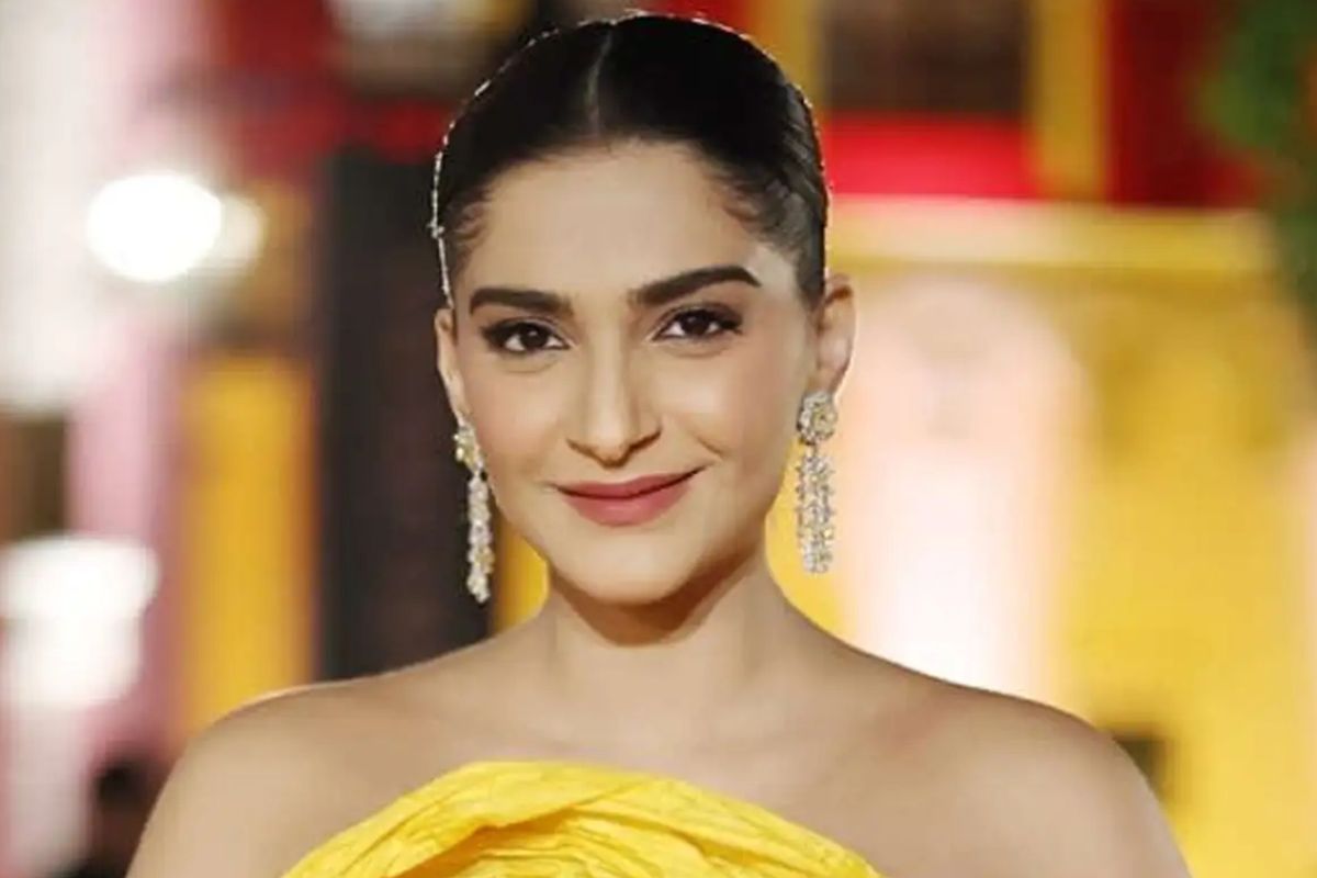 স্নানের পরও সারা শরীরে নারকেল তেল মাখেন অভিনেত্রী। ত্বক থাকে নরম, ময়েশ্চারাইজড। চাইলে এতে সামান্য আমন্ড অয়েল মিশিয়ে নেন তিনি। ভিটামিন-ই ক্যাপসুল মেশালে কনুই-গোড়ালির দাগও হালকা হয়ে যায়।
